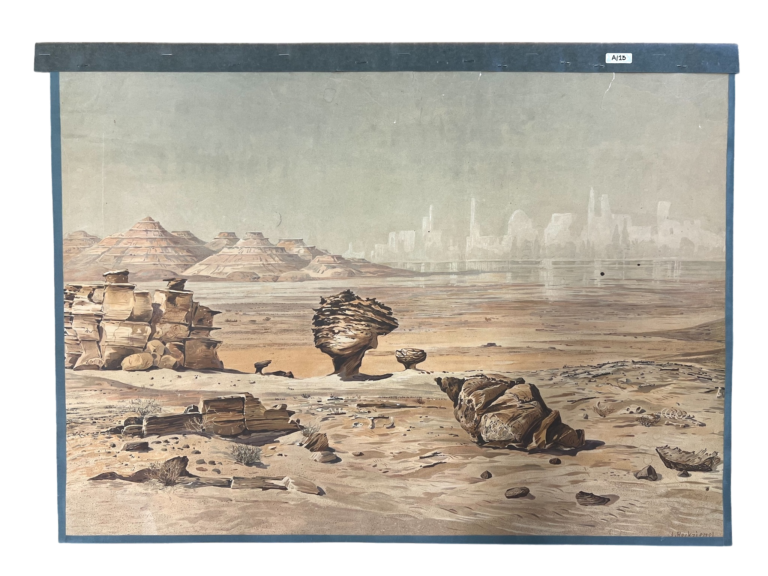 Lehrtafel Wüstenlandschaft mit Felsformationen und Stadt am Horizont, ca. 1900–1940