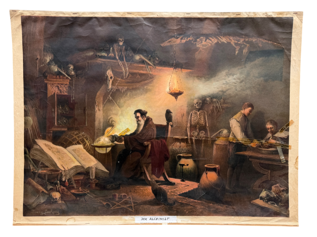 Lehrtafel Der Alchimist, kulturhistorisches Genrebild mit Skelett, hängendem Krokodil und Lampenlicht, Verlag unbekannt