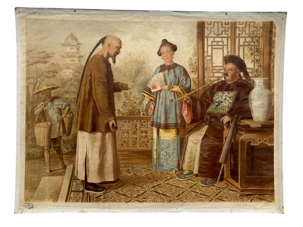 Lehrtafel chinesische Hofszene, sitzender Mandarin im Pelzmantel, Frau mit Fächer, Mönch und Bauer mit Tragegestell, Verlag unbekannt