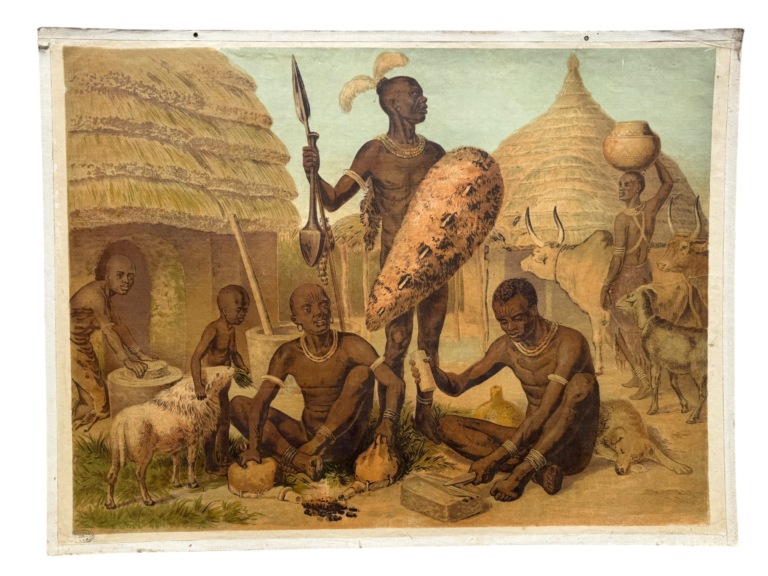 Lehrtafel afrikanisches Dorf, Häuptling mit Speer und Schild, Schmied am Boden, Frau mit Wasserkrug, Strohhütten und Rinder, Verlag unbekannt