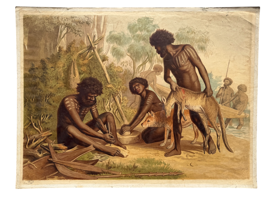 Lehrtafel australische Aborigines beim Werkzeugmachen mit Dingo, Speer-Trupp im Hintergrund, eukalyptische Buschlandschaft, Künstlersignatur F. Dannenberg, Verlag unbekannt